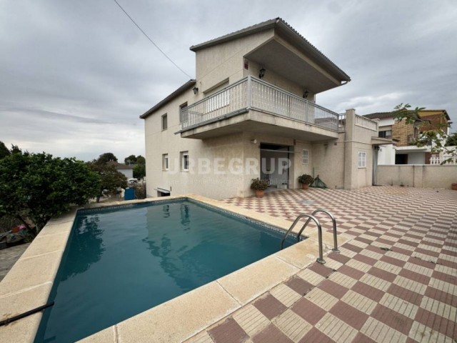 CASA CON PISCINA con OPCIÓN DOS FAMILIAS a 10 min. de la AP-7.