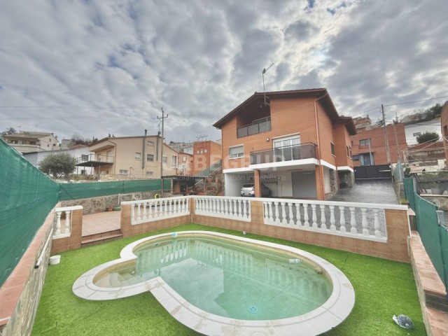 ESPECTACULAR CASA DE 4 HABITACIONES EN CAN PALET DE  VISTA ALEGRE CON GRAN GARAJE Y PISCINA